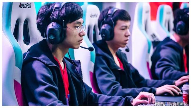  法国队观众热烈欢呼！，Uzi迎来十二赛季出色发挥气势如虹延续